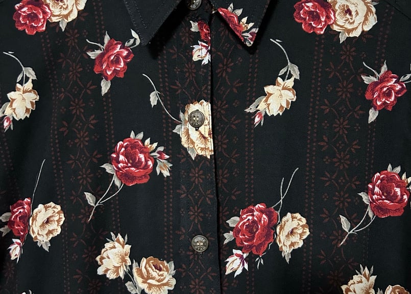 Grimoire - ヴィンテージ レトロ古着 花柄オーバーシャツ 黒 総柄 ローズ 薔薇 ブラウス Grimoire - ヴィンテージ レトロ古着 花柄オーバーシャツ 黒 総