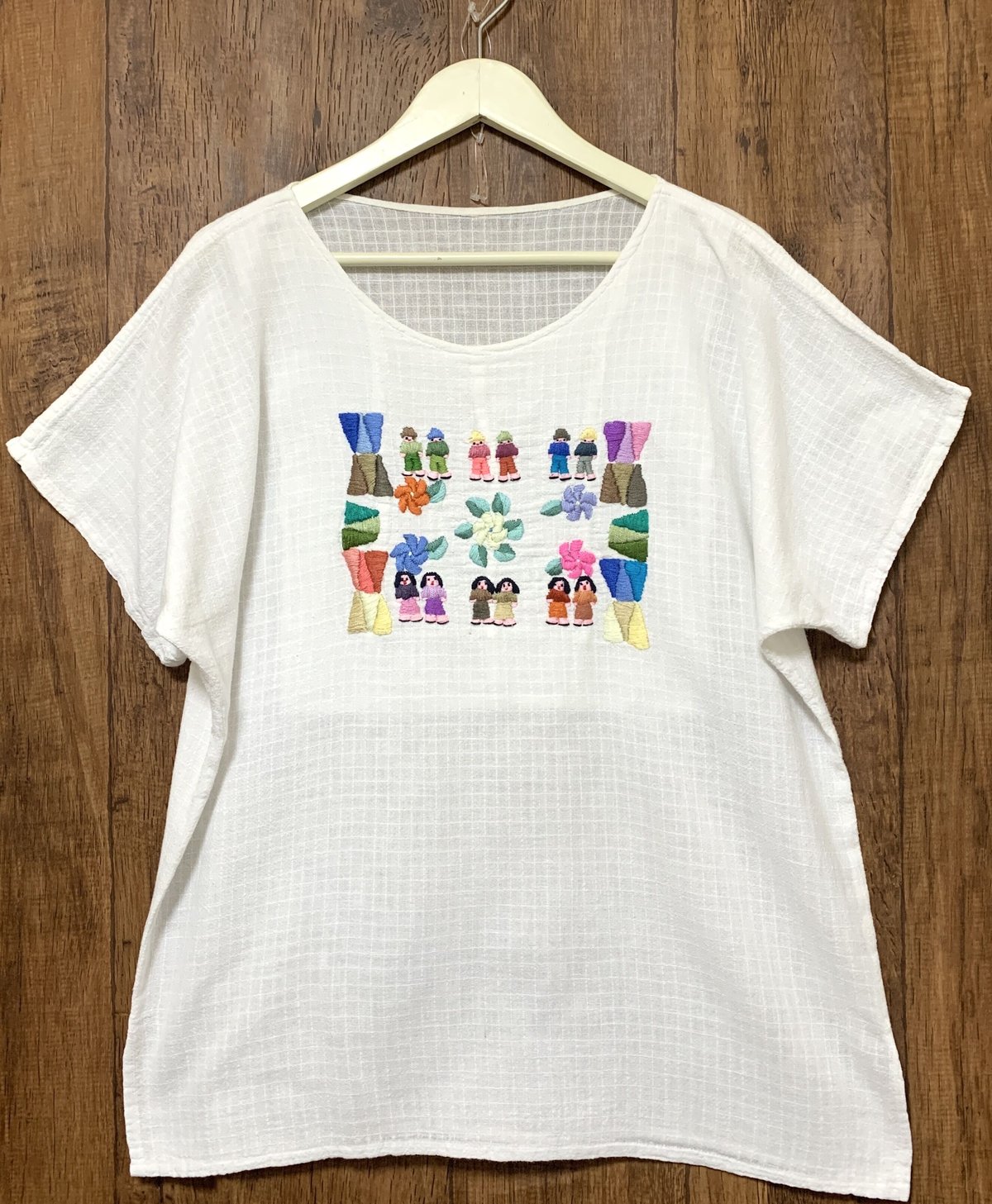 グアテマラ ガテマラ 刺繍 手刺繍 白 トップス 半袖 カラフル 花 人形