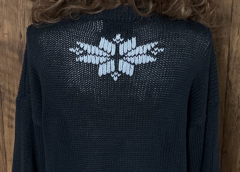 【個性派古着】デザインニット　麻入り　豪華刺繍入り　エンブレム風　白　M セーター ニット HOOK -original- 古着風 レトロ調 配色
