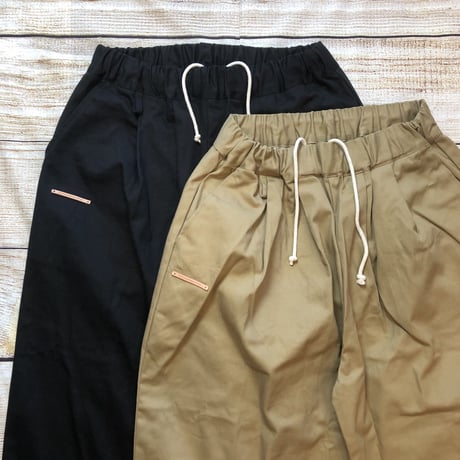 the black is brown  wide & tapered 2way easy pant