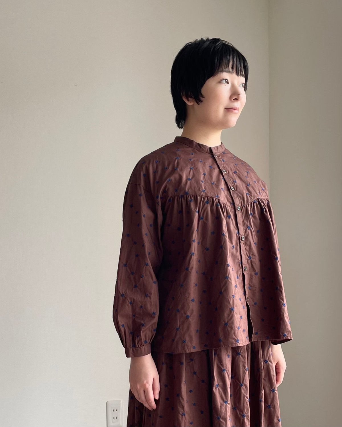 NATURAL LAUNDRY オハナ刺繍 ギャザーシャツ | NOON MOON