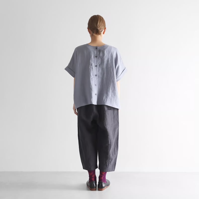 1608　HUIS 　シャトルリネンバックボタン2wayブラウス HUIS. シャトルリネンバッグボタン2way半袖ブラウス（スチール