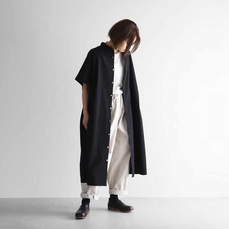 新品タグ付き　プリーツプリーズ　　襟付き　半袖　ロングシャツ HUIS. タイプライタークロスショートスリーブロングシャツ（ブラック