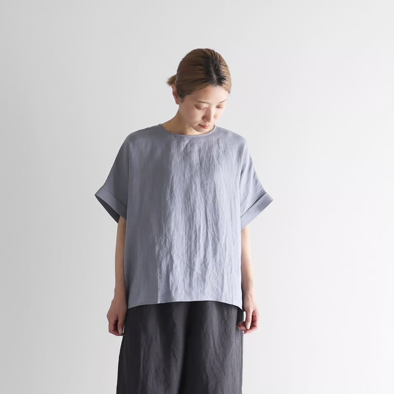 1608　HUIS 　シャトルリネンバックボタン2wayブラウス HUIS. シャトルリネンバッグボタン2way半袖ブラウス（スチール