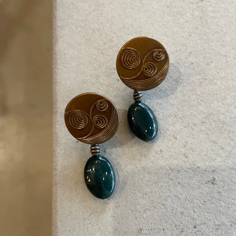 ヴィンテージボタンと深緑色石のイヤリング