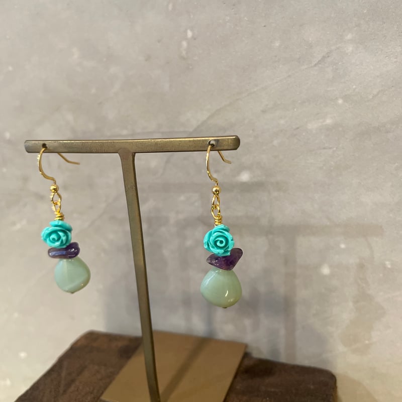 花型ターコイズとアメジストのピアス | Verde