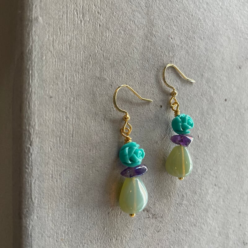 専用です☆お花とテラヘルツ鉱石とアメジストのピアス 花型ターコイズとアメジストのピアス | Verde