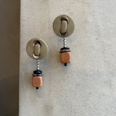 ボタンイヤリング | STORES