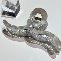 Shell loop hair clip