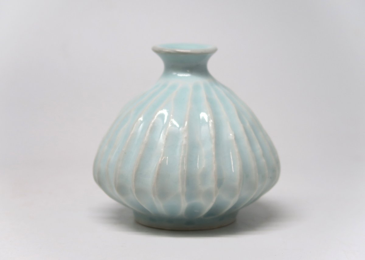 A）青白磁しのぎ文徳利 （隆 作） | 隆太窯 shop