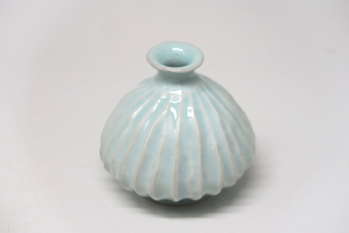 A）青白磁しのぎ文徳利 （隆 作） | 隆太窯 shop