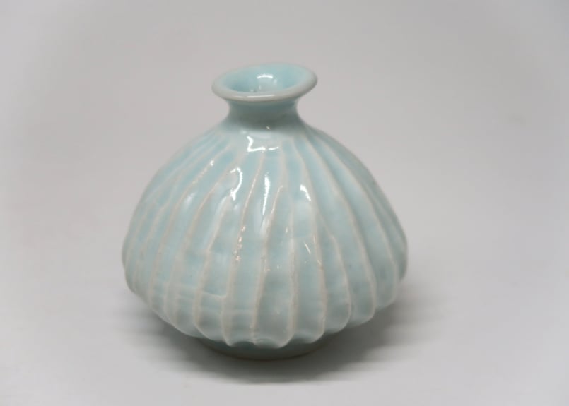 A）青白磁しのぎ文徳利 （隆 作） | 隆太窯 shop