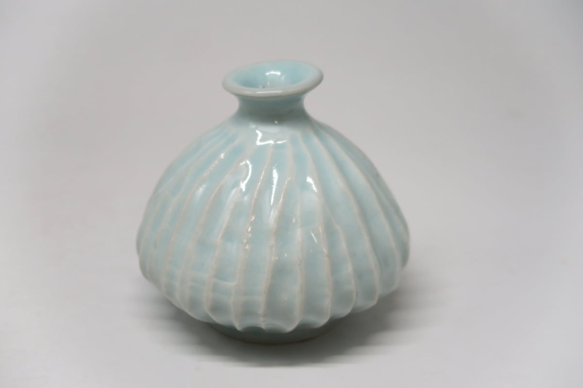 A）青白磁しのぎ文徳利 （隆 作） | 隆太窯 shop