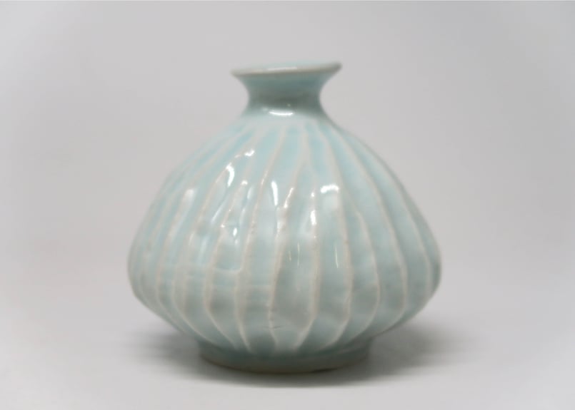 A）青白磁しのぎ文徳利 （隆 作） | 隆太窯 shop