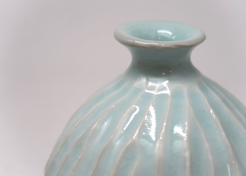 A）青白磁しのぎ文徳利 （隆 作） | 隆太窯 shop