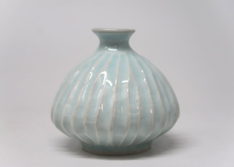 A）青白磁しのぎ文徳利 （隆 作） | 隆太窯 shop