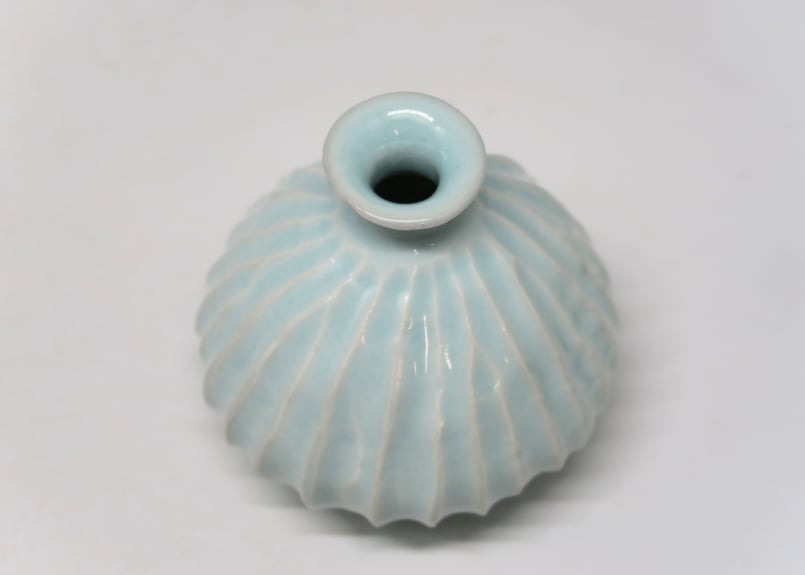 A）青白磁しのぎ文徳利 （隆 作） | 隆太窯 shop