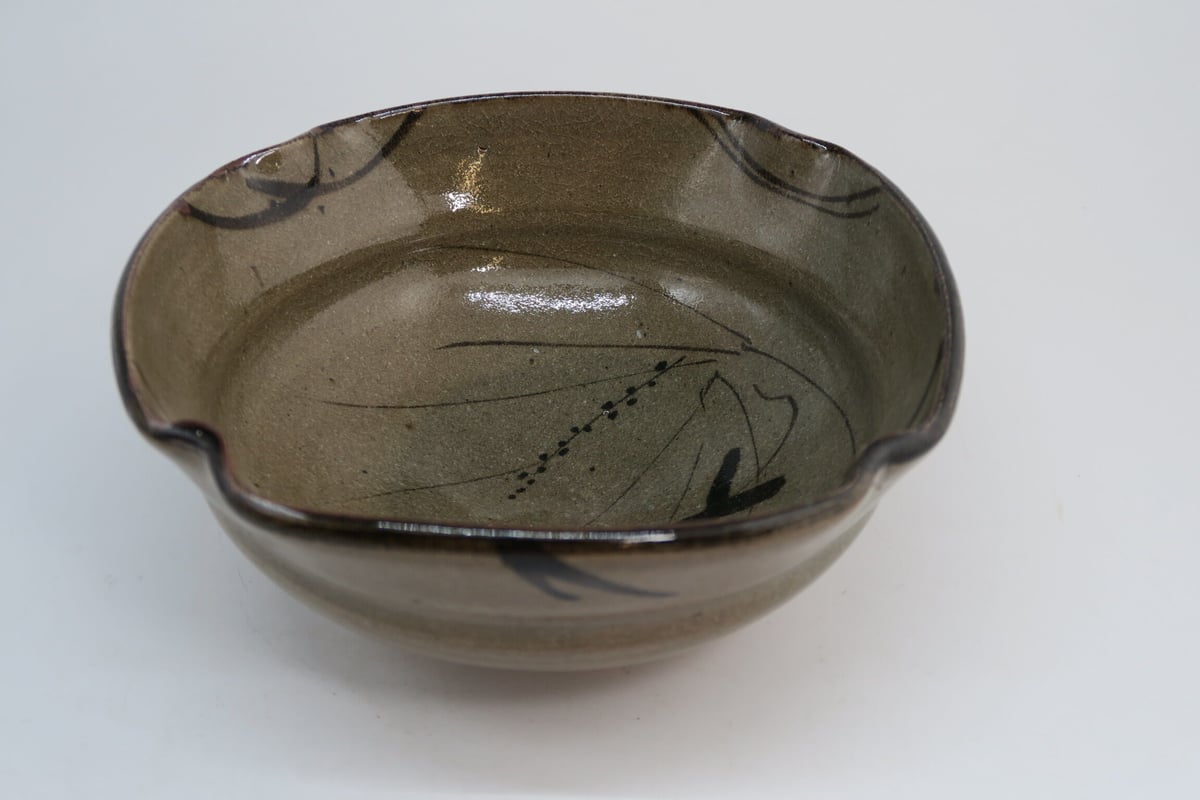 唐津焼　武造　絵唐津　鉄絵　草花図　四方隅切　大鉢　菓子鉢　盛り鉢　茶道具　共箱 唐津焼 13代中里太郎右衛門 絵唐津 唐草文 四方鉢 菓子鉢 共箱