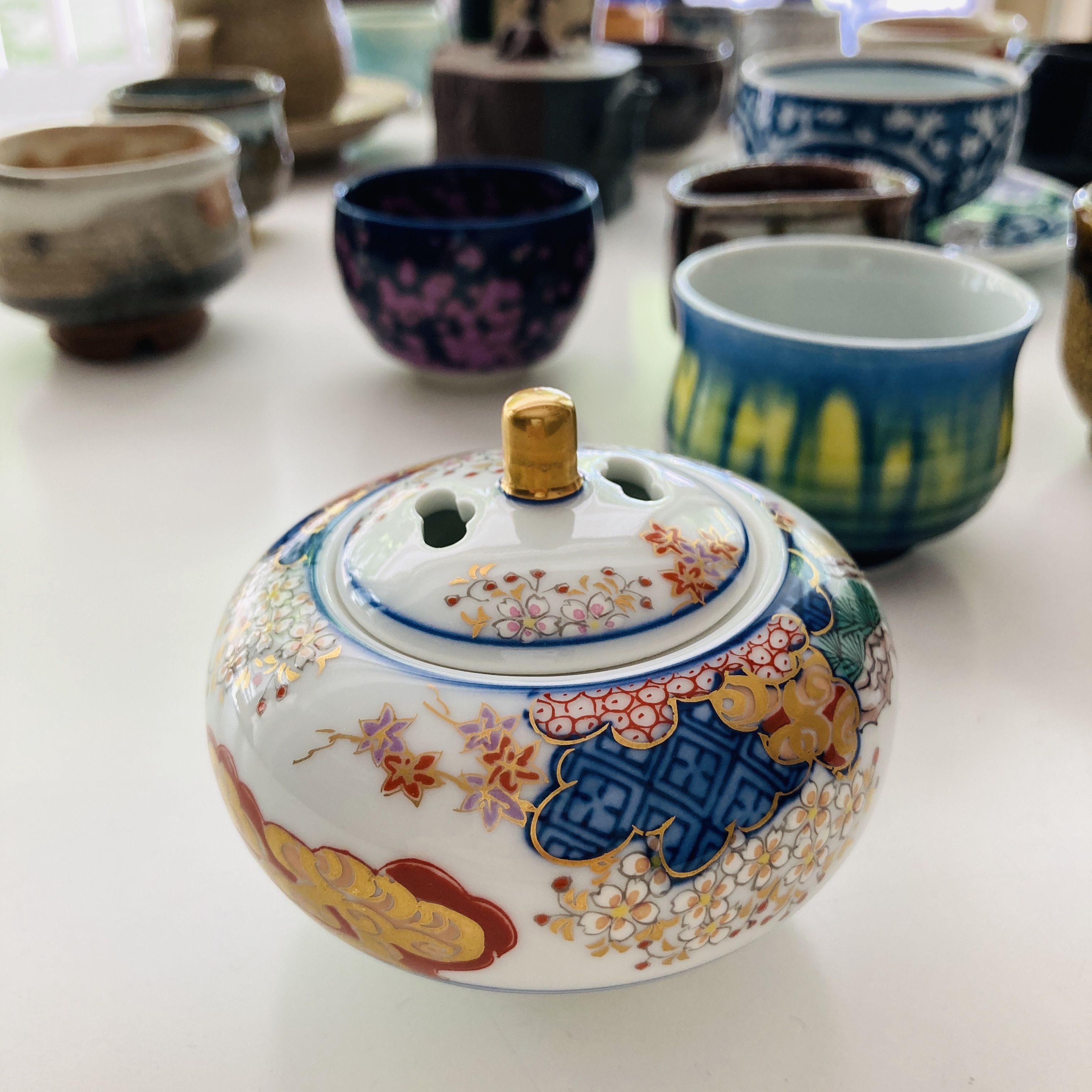希少品 日本香堂 有田焼 其泉窯 春秋文 筒型 三足香炉 茶道具 香道具 original