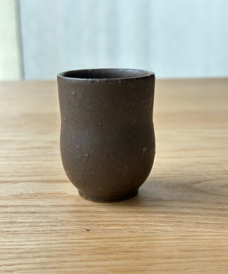 壺と湯呑み オホーツク焼 青木 愛佳 黒つぼ型の湯呑み #262 | MWL STORE