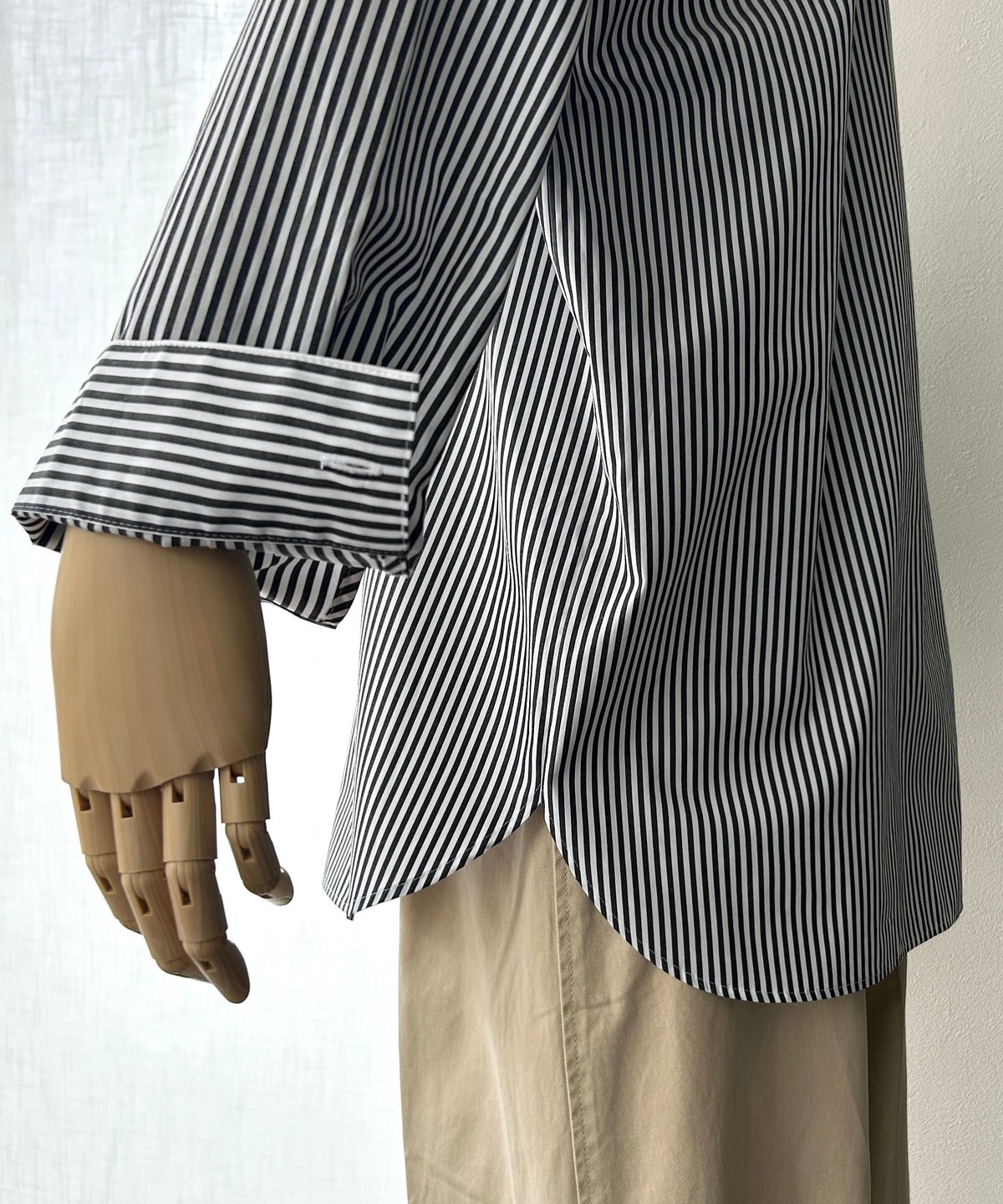 STAMP AND DIARY / スタンドカラータックブラウス（クロ・ストライプ中