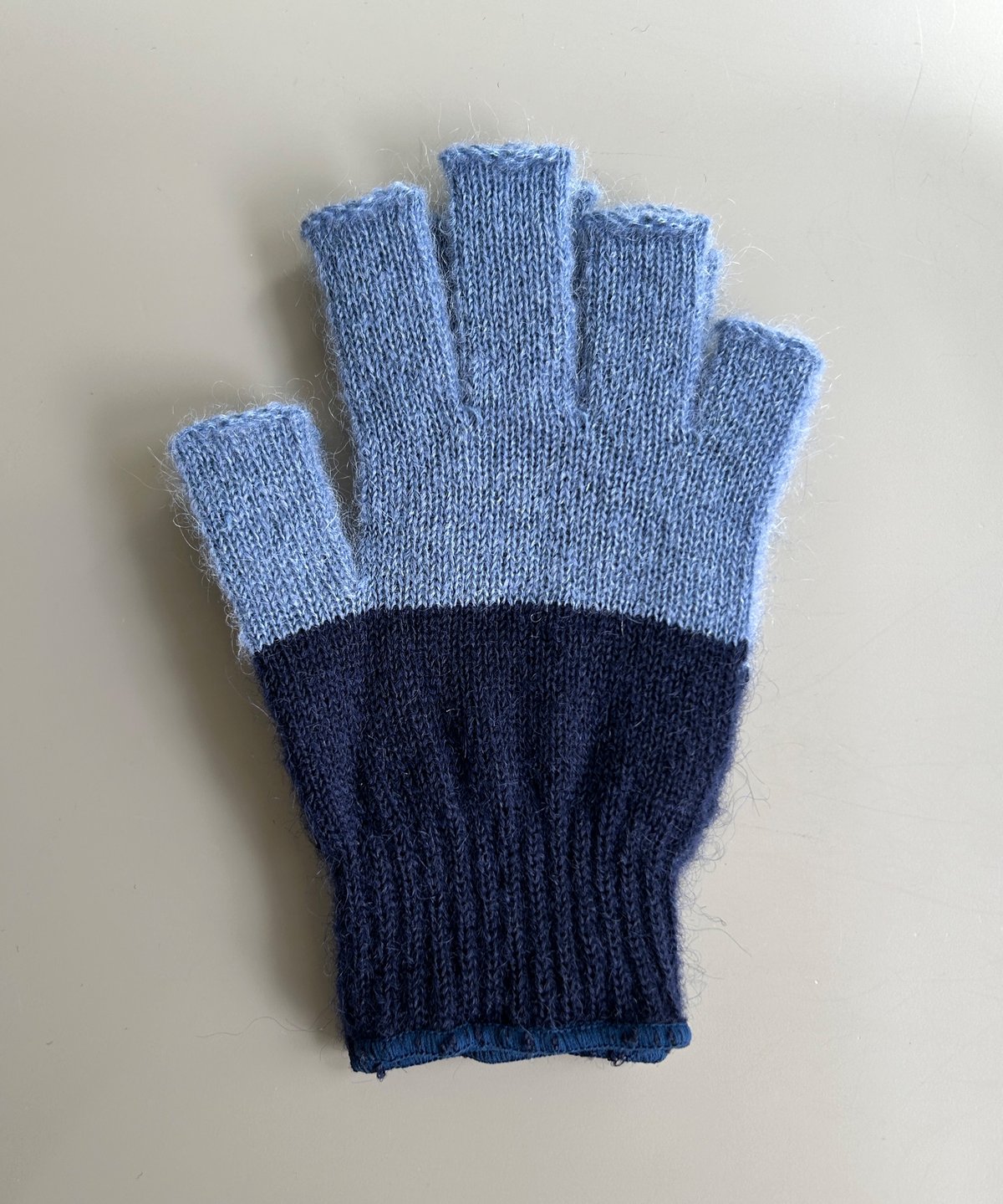 TEMBEA／FINGERLESS GUNTE MOHAIR（SLATE−BLUE／DK–NA