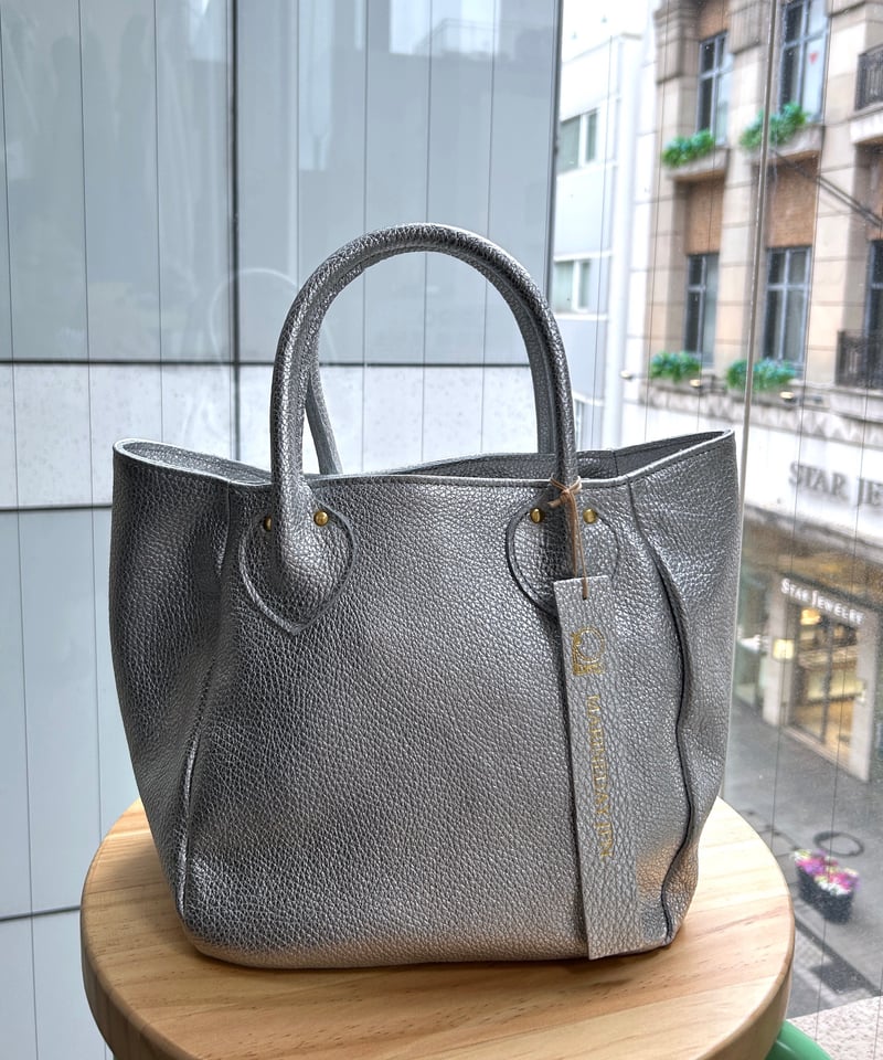 極美品✨BEAURE ムーバルベルトトートBAG　メタリックシルバー 極美品✨BEAURE ムーバルベルトトートBAG メタリックシルバー