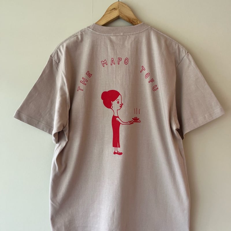 THE MAPO TOFU 女の子（ポケット付Tシャツ） | 本格麻婆豆腐 かかん