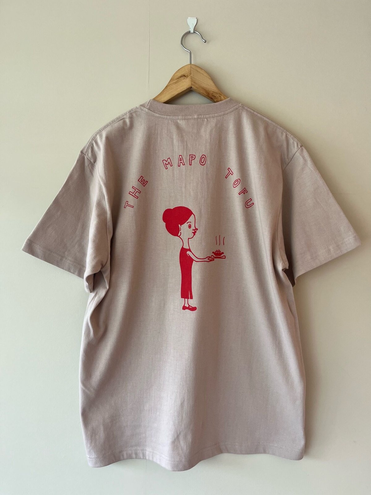 THE MAPO TOFU 女の子（ポケット付Tシャツ） | 本格麻婆豆腐 かかん