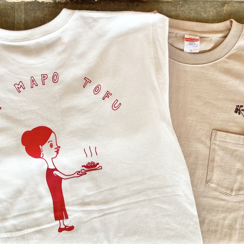 THE MAPO TOFU 女の子（ポケット付Tシャツ） | 本格麻婆豆腐 かかん