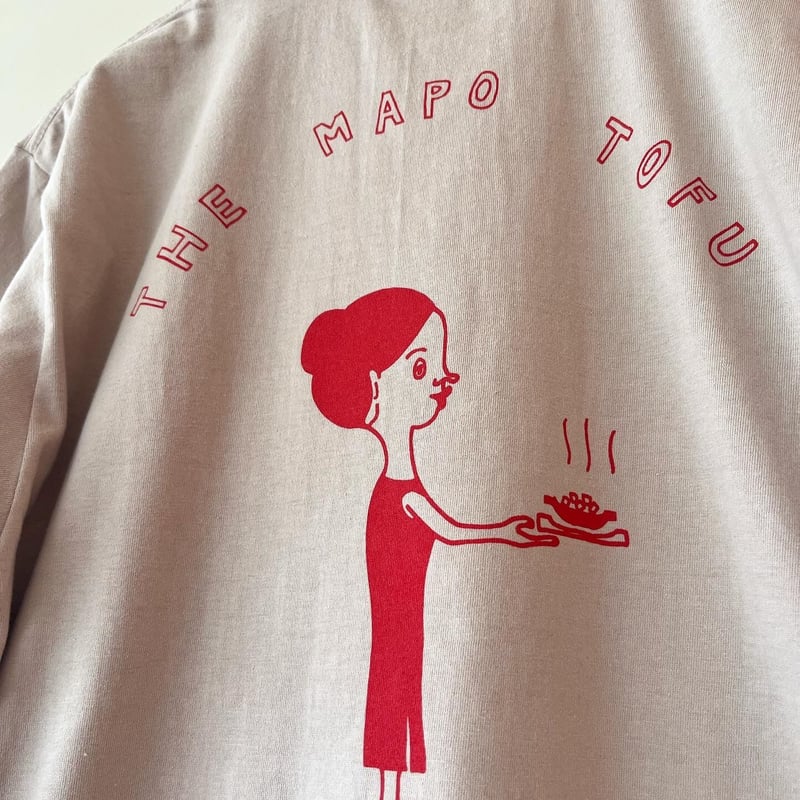 THE MAPO TOFU 女の子（ポケット付Tシャツ） | 本格麻婆豆腐 かかん