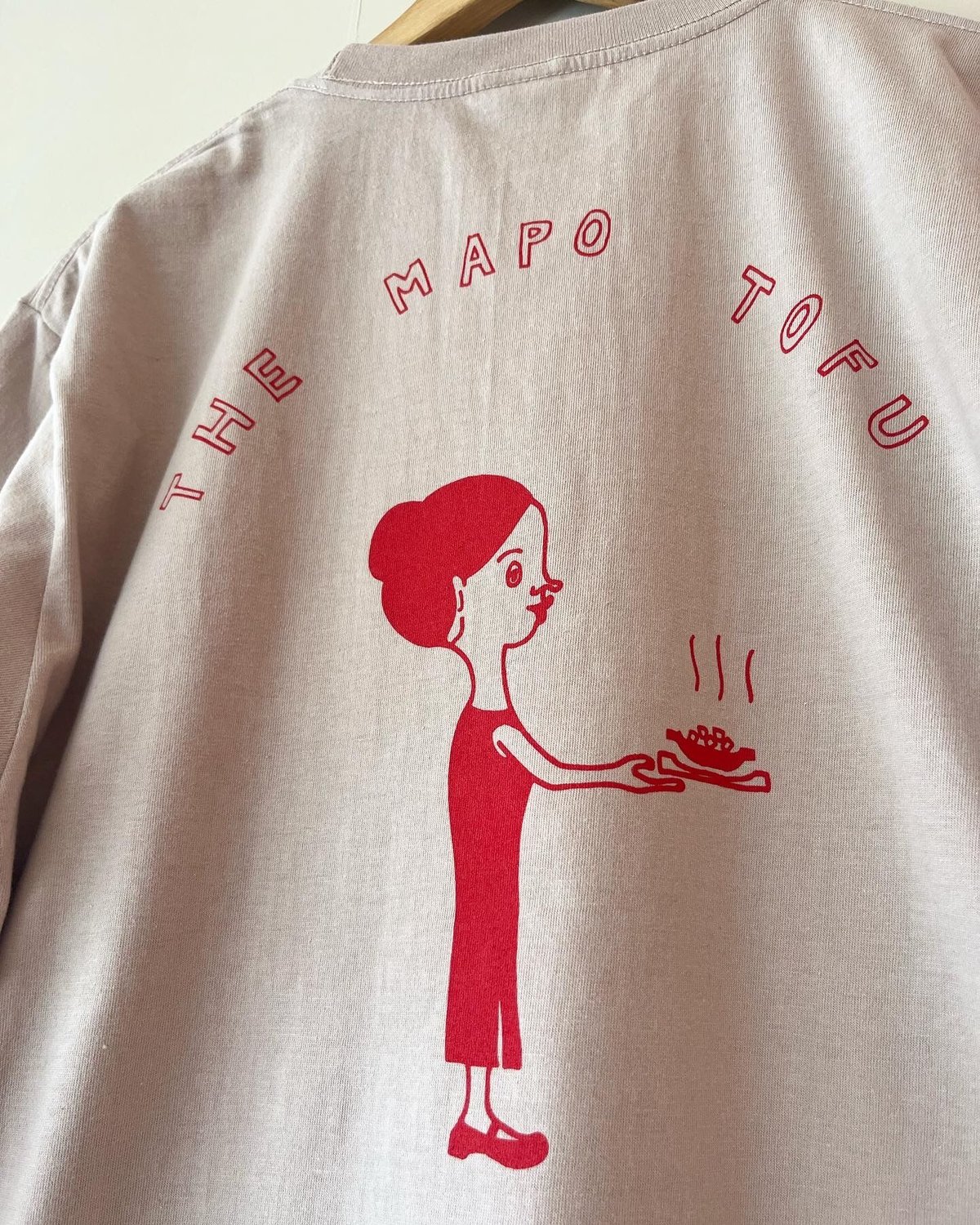 THE MAPO TOFU 女の子（ポケット付Tシャツ） | 本格麻婆豆腐 かかん