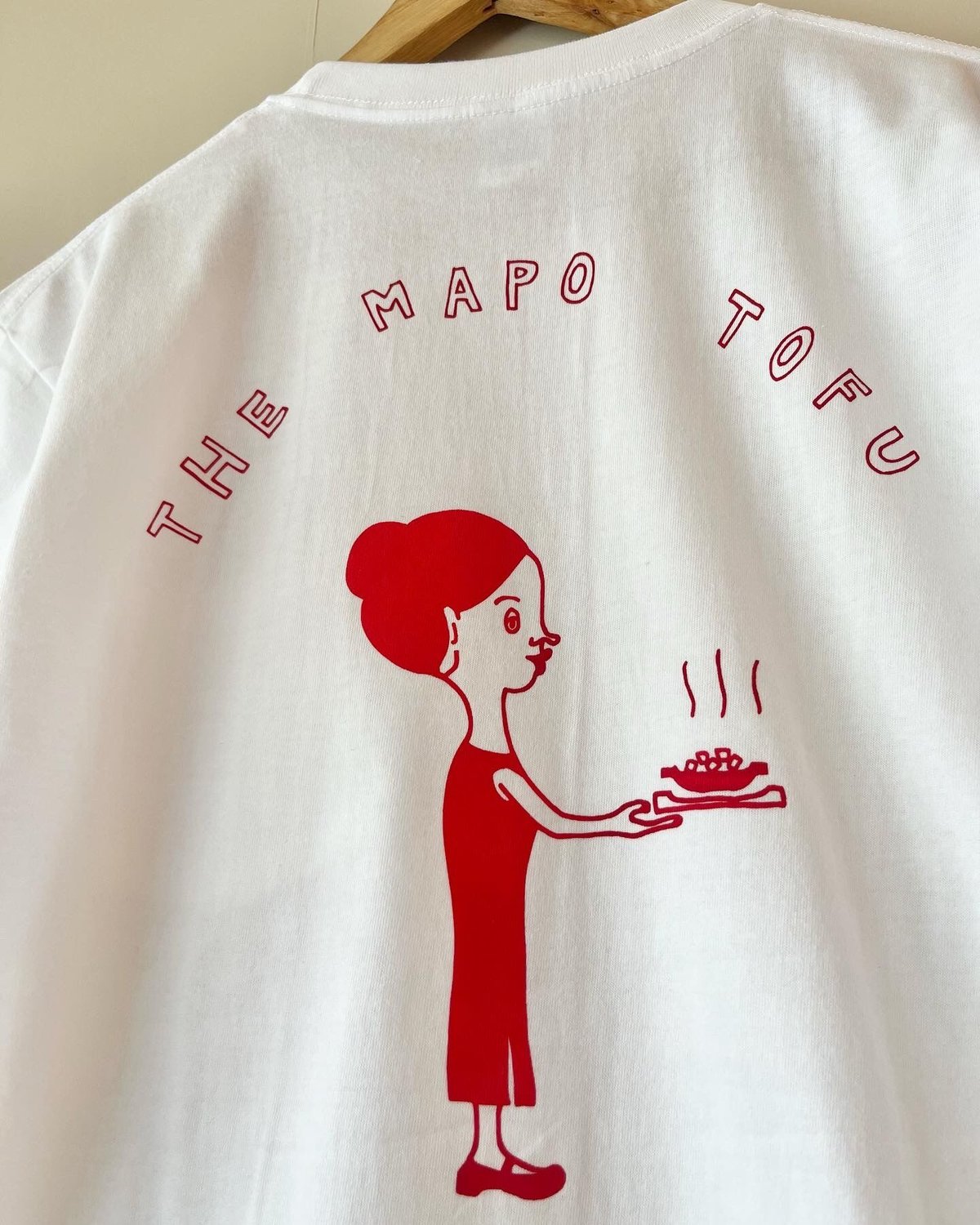 THE MAPO TOFU 女の子（ポケット付Tシャツ） | 本格麻婆豆腐 かかん