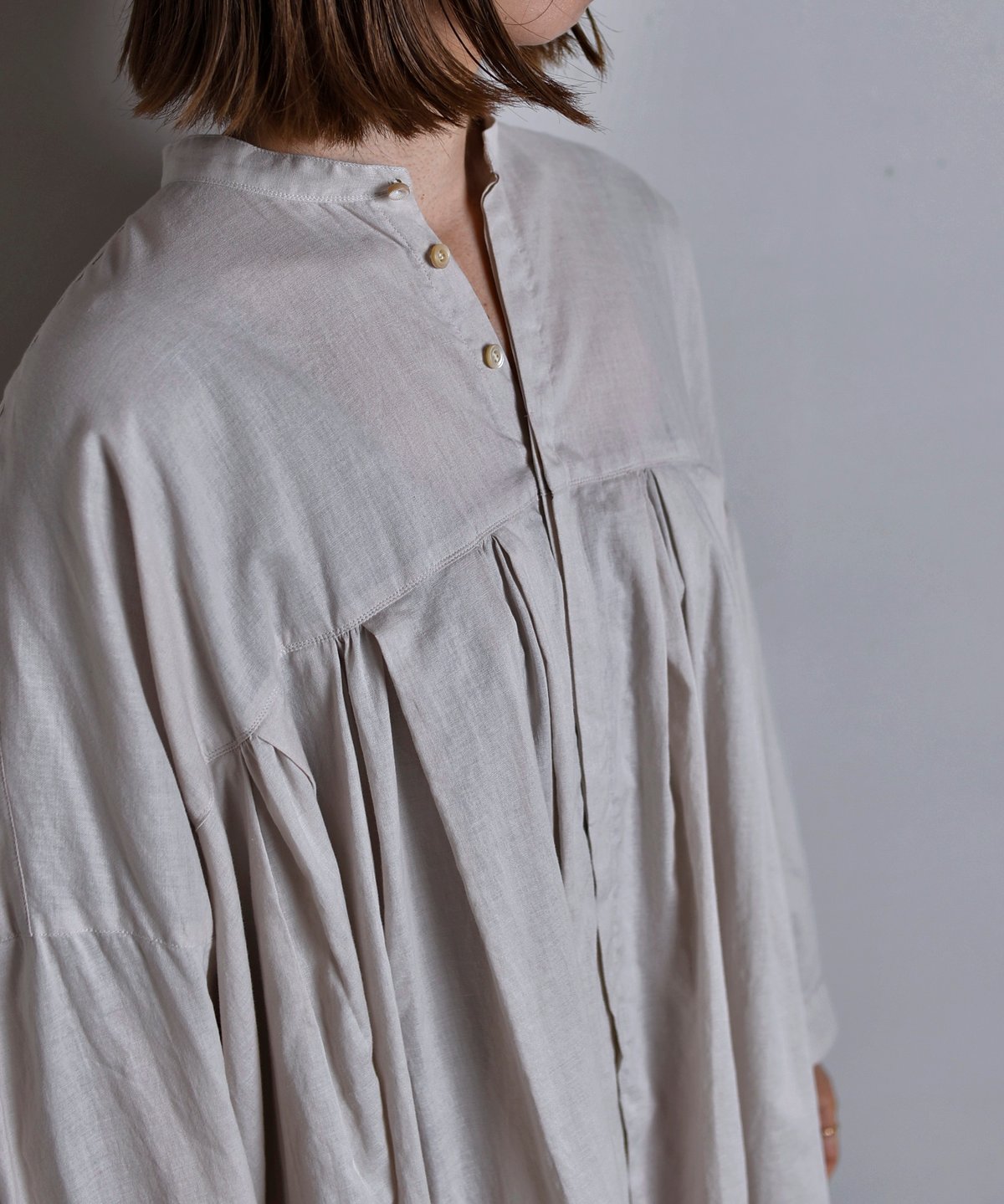 シャツ/ブラウス(長袖/七分) suzuki takayuki cape blouse suzuki takayuki / tucked cape blouse | Taine On