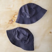 Zzz..../OUCHINIITAI 刺繍バケットハット CHACOAL