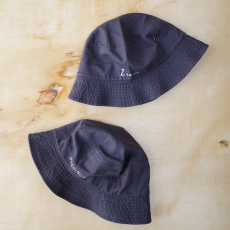 Zzz..../OUCHINIITAI 刺繍バケットハット CHACOAL