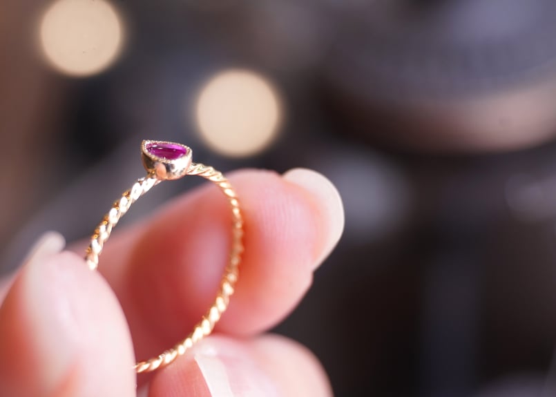 ルビー K18YGツイストリング ペアシェイプ | zuro jewelry ルビー K18YGツイストリング ペアシェイプ | zuro jewelry