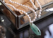 グリーンカイヤナイト+ラウンドバロックパール　ストリングsilverロングネックレス