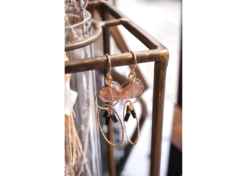 サンストーン、オニキス k14GFフックピアス | zuro jewelry