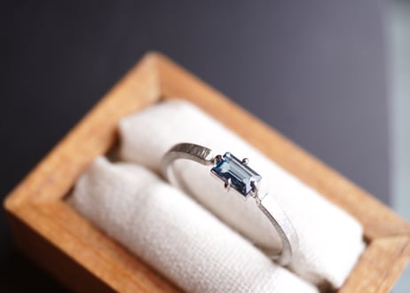 ロンドンブルートパーズ　SILVERレクタングルリング