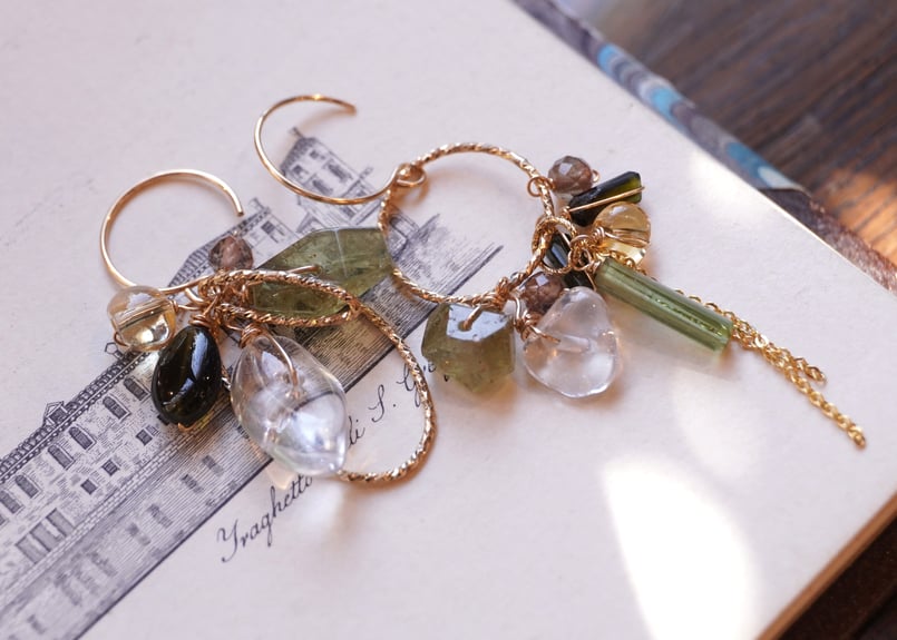 ブラックマザーオブパール　タヒチアンカービング　エメラルド　14kgfピアス グリーンガーネット、グリーントルマリン ループk14GFフックピアス