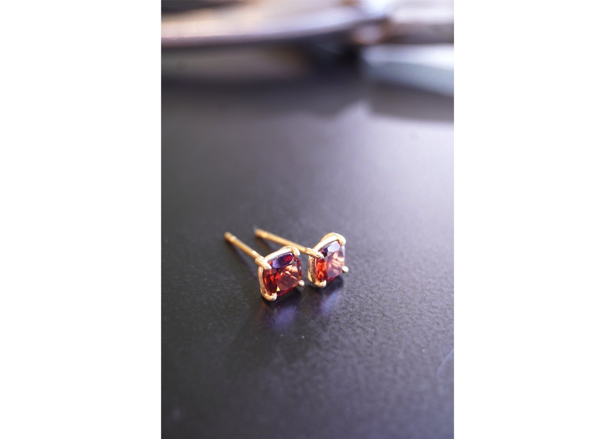 ガーネットピアス　k18yg 1月誕生石のアクセサリー K18YG ガーネット 1月の誕生石 ティア