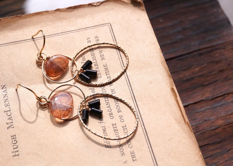 サンストーン、オニキス k14GFフックピアス | zuro jewelry