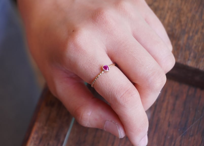 ルビー K18YGツイストリング ペアシェイプ | zuro jewelry