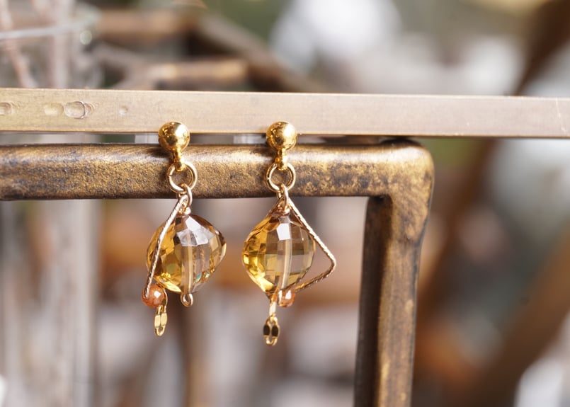 ブランデークォーツ、ヘソナイトガーネット ピアス | zuro jewelry