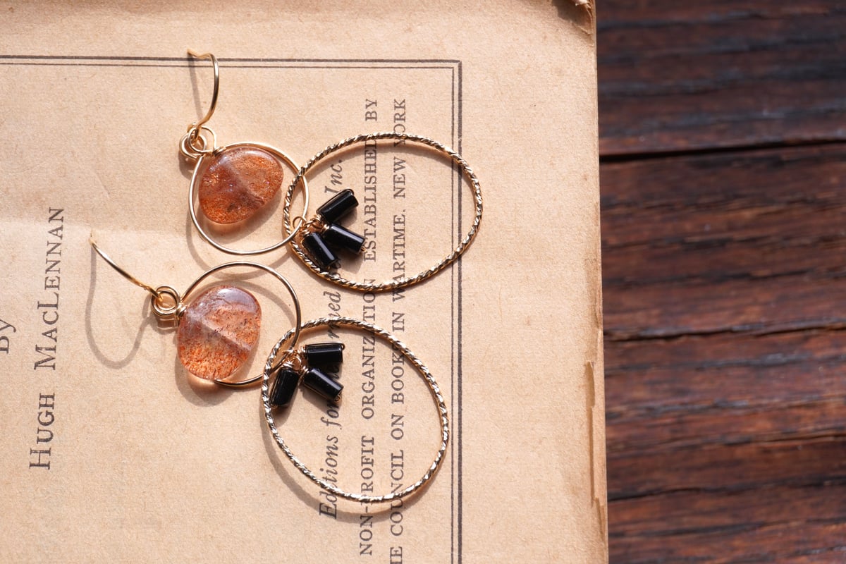 サンストーン、オニキス k14GFフックピアス | zuro jewelry