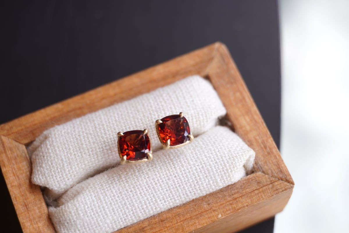 ガーネットピアス　k18yg 1月誕生石のアクセサリー K18YG ガーネット 1月の誕生石 ティア