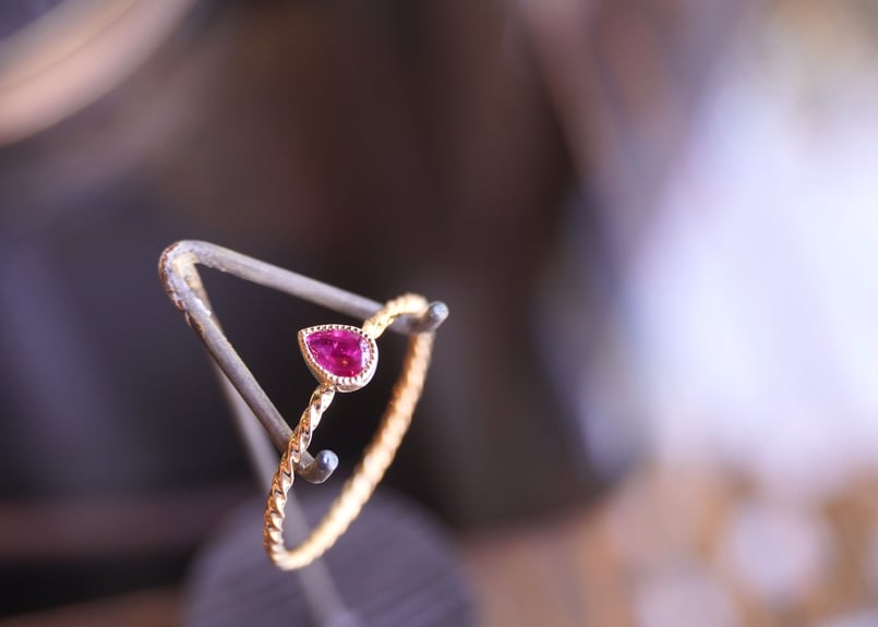 ルビー K18YGツイストリング ペアシェイプ | zuro jewelry