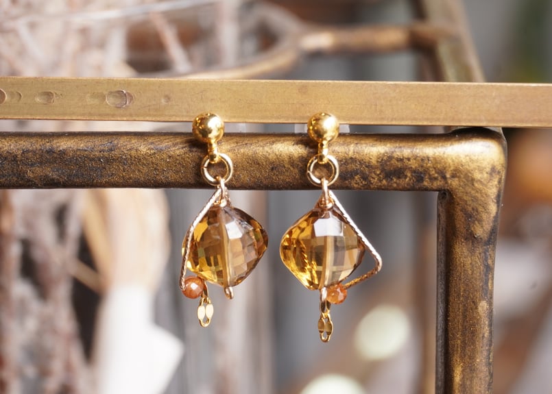 ブランデークォーツ、ヘソナイトガーネット ピアス | zuro jewelry