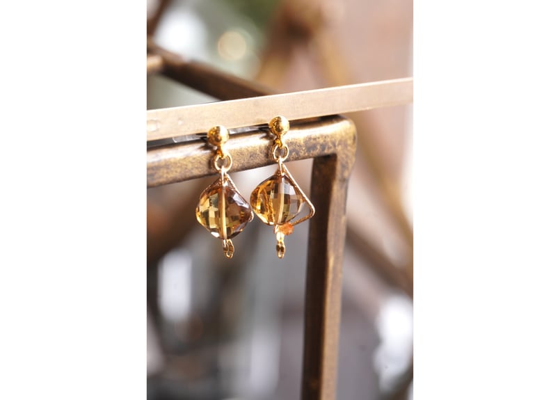 ブランデークォーツ、ヘソナイトガーネット ピアス | zuro jewelry